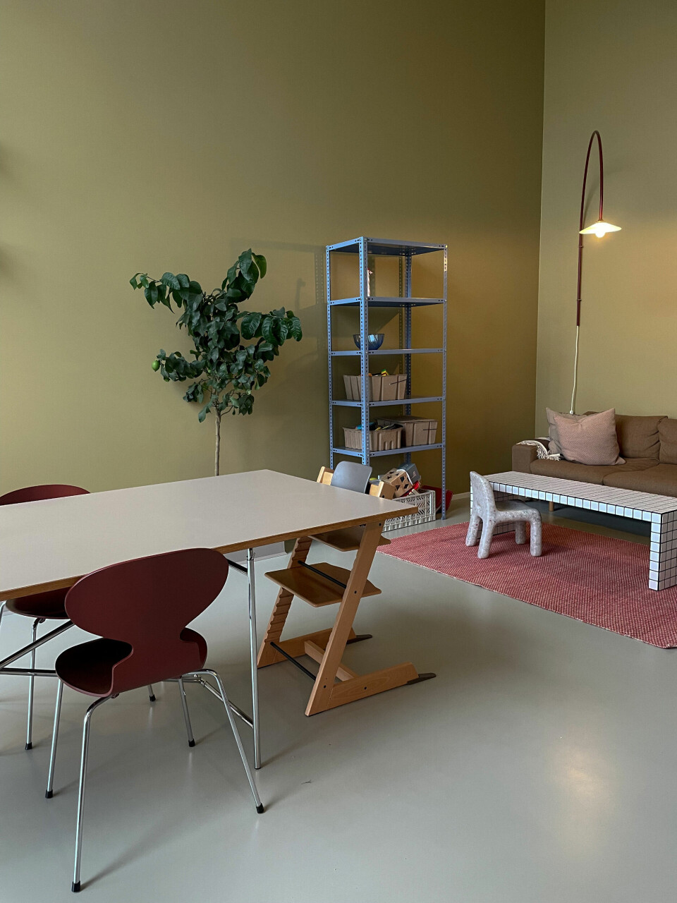 Bordpladen på spisebordet fra Thorsø og stellet er fra Eiermann. Vægfarven i stuen er Refined Yellow fra Jotun Lady.