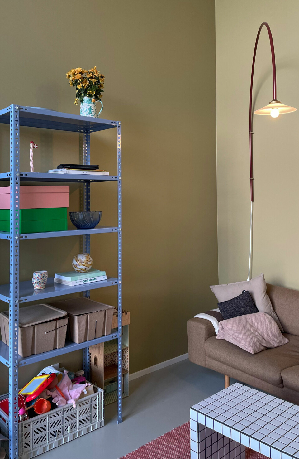 Sofa fra Make nordic, sofabord fra Ikon København, reol fra HAY og tæppe fra HAY.