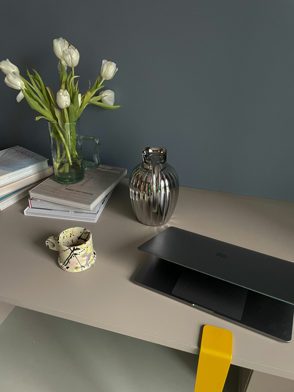 Gule bordben fra Tiptoe, kaffekop fra Peter Shire, vase fra Nørr & Leo Studio og termokande fra Georg Jensen.