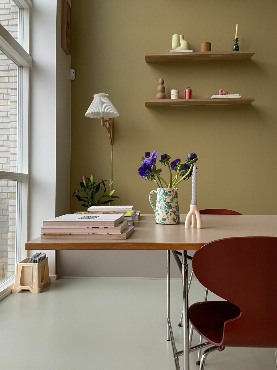 Myren stolen startede med at være natur, så blev den malet lyseblå og nu bordeaux.