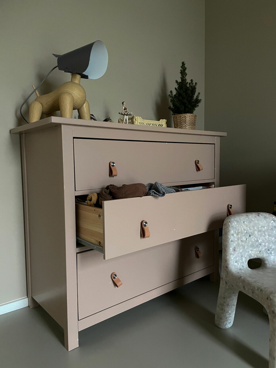 Hemnes møblet fra IKEA blev oprindeligt brugt som puslebord, men efter en gang maling og nye greb er det blevet til en fin kommode på Agnetes værelse.