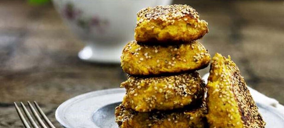 Kyllingefrikadeller med gurkemeje og cayennepeber