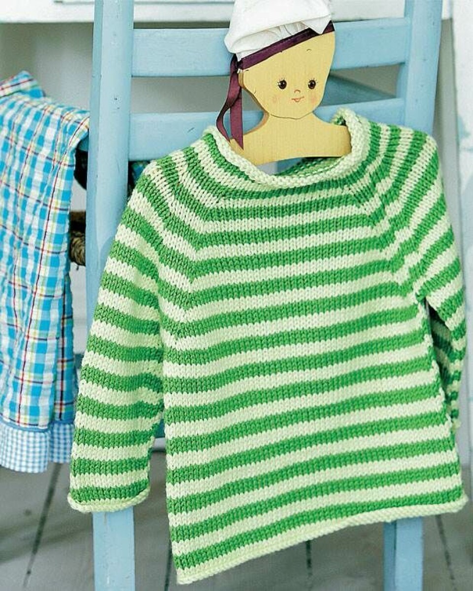 Sød stribet barnesweater