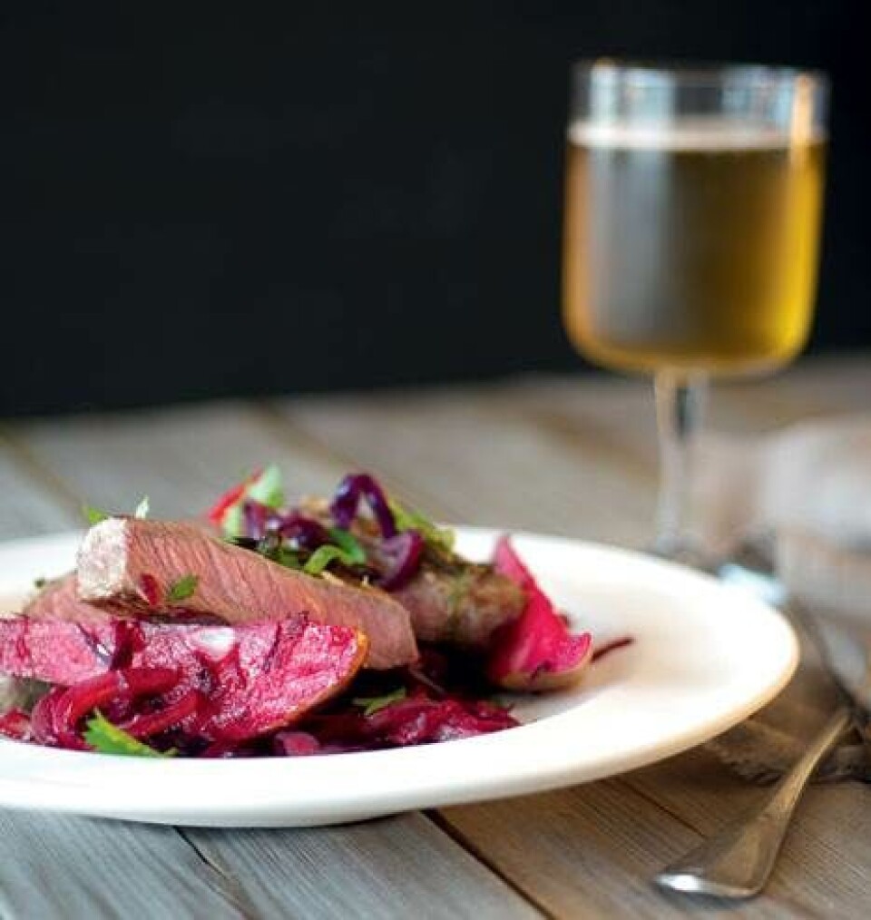 Rød kålsalat med steak, pærer og peberrodscreme