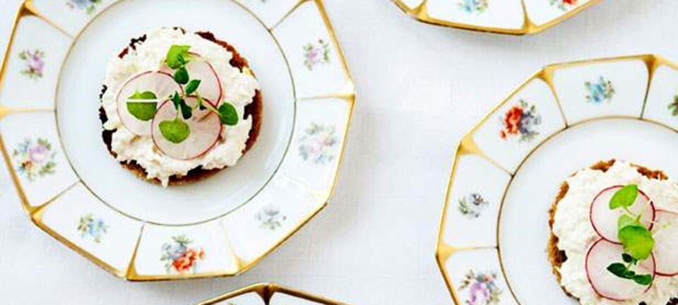 Rugbrød med krabbesalat