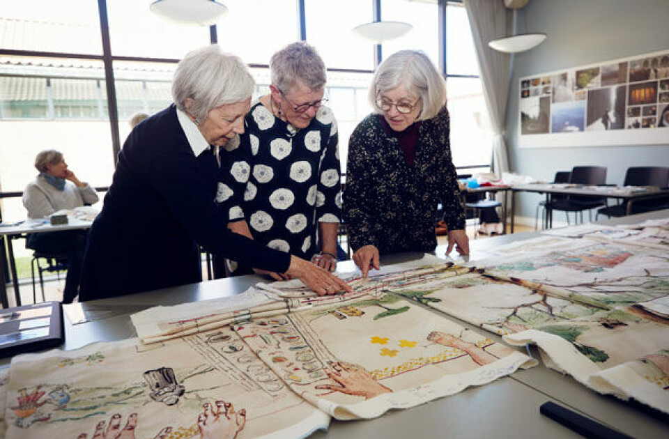 Ellen, Else og Marianne er tovholdere på det store projekt. Else er tidligere gymnasielærer, Else er designer og grafiker, og Marianne er den erfarne brodøse.
