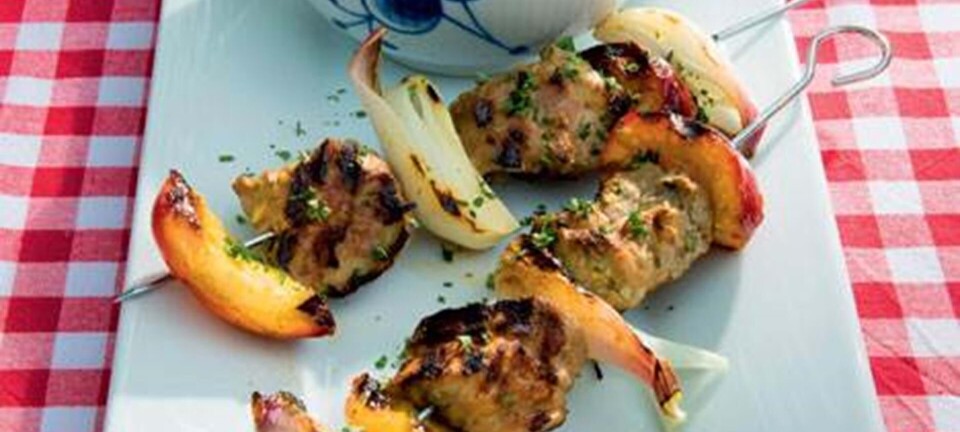 Grillspyd med svinekød og nektariner