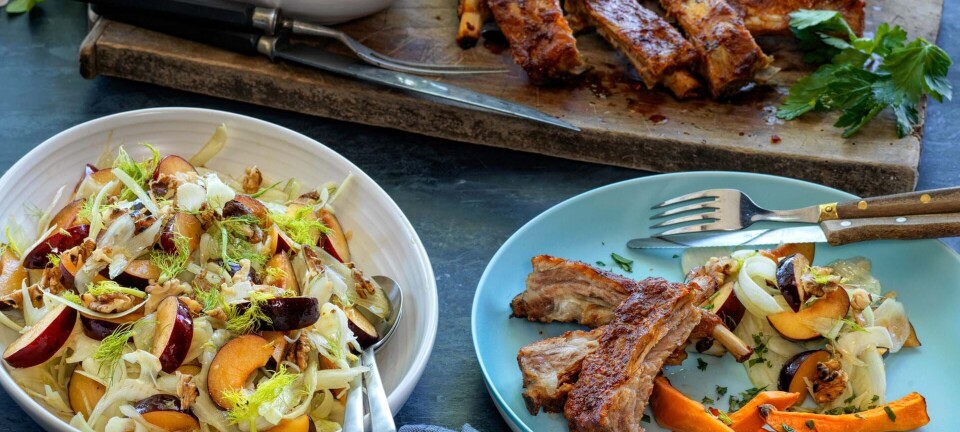Spareribs med fennikel-blommesalat og søde fritter