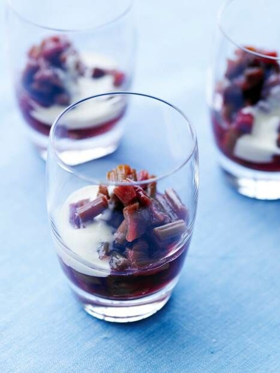 Nem dessert: bagte rabarber med råcreme