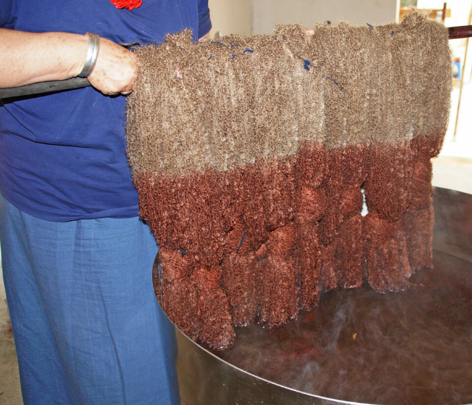 Håndfarvning af bouclégarn hos Adeles Mohair, som er specialiseret i forarbejdning af mohair.