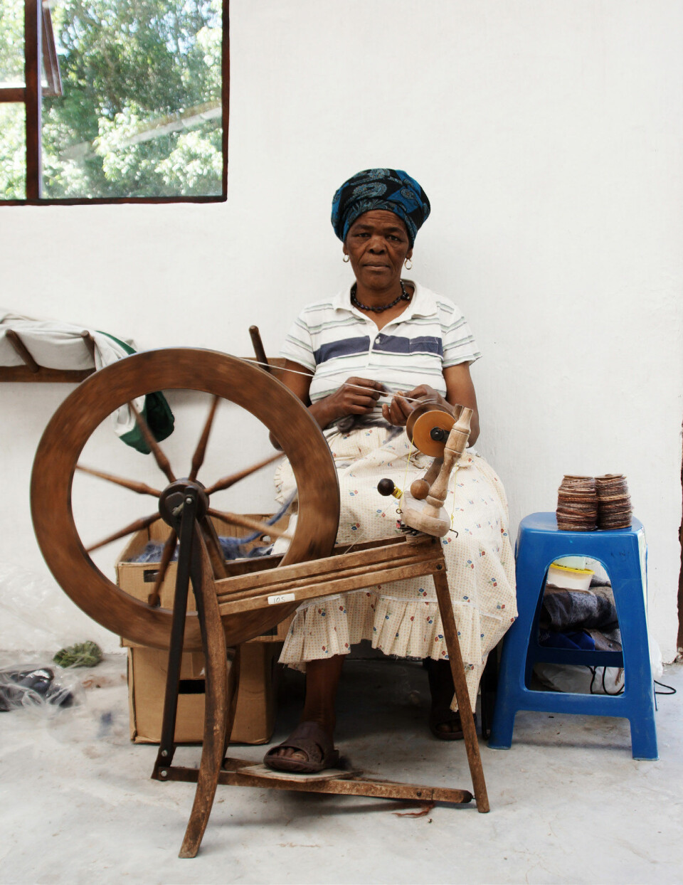 Adeles Mohair i Sydafrika laver nogle af de færdige strikvarer, Annette har i sin butik. Her håndspindes der, og Adeles Mohair skaber arbejde til kvinder i området.