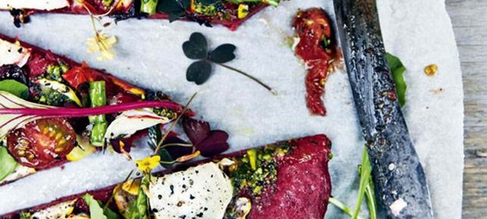 Sprød rødbedepizza med gedeost og pistaciepesto