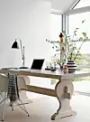 Her ved skrivebordet har Annetteplaner om at skulle skrive sin bog, når hun går på pension. På skrivebordet, som Annette har købt i Norge, står en lampe fra Bestlite. Eames-stolen er fra Paustian, mens de stribede vaser stammer fra Kähler, og penneholderen er lavet af Annettes afdøde mand.
