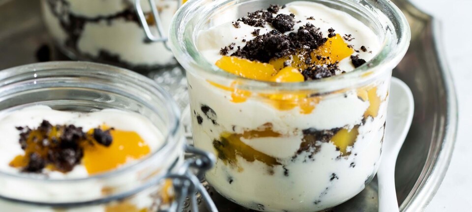 Nemme cheesecakes med mango og oreo
