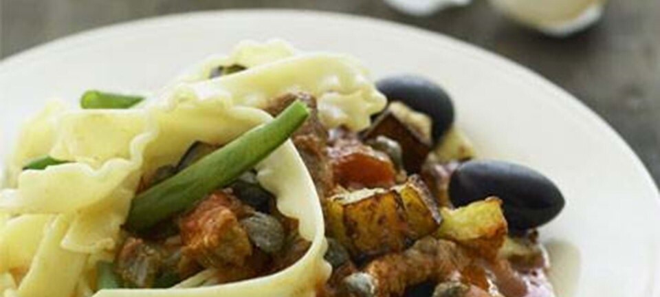 Italiensk kalvegryde med auberginer, oliven og kapers