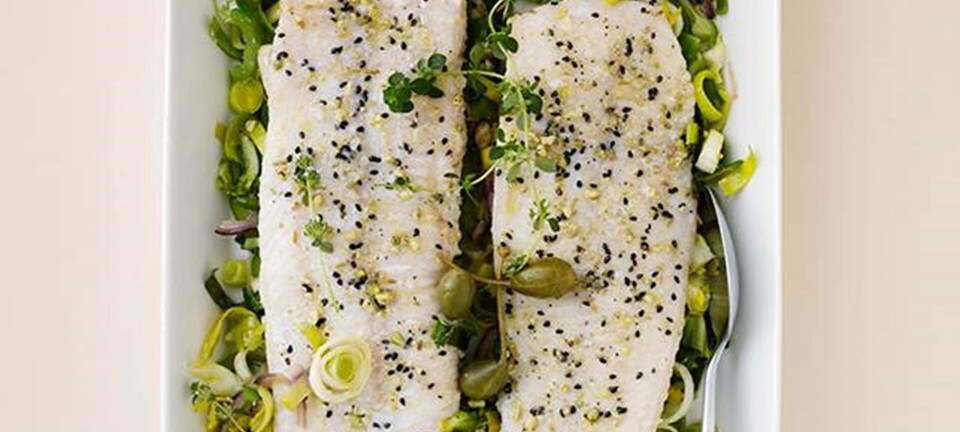 Bagt fisk på grønsagsbund