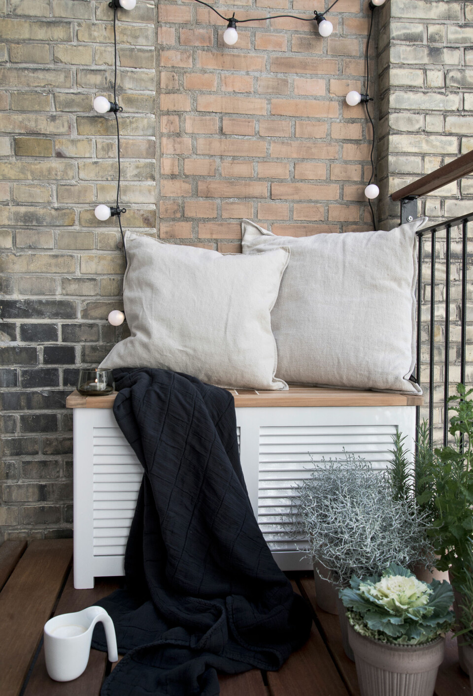 Skab ekstra hygge på altanen med tæpper og lyskæder.