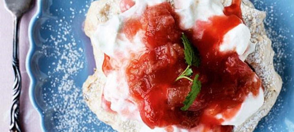 Karamelpavlovaer med rabarber