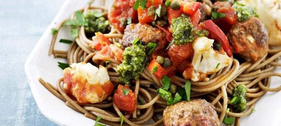 Italienske kødboller i tomatsauce og pesto