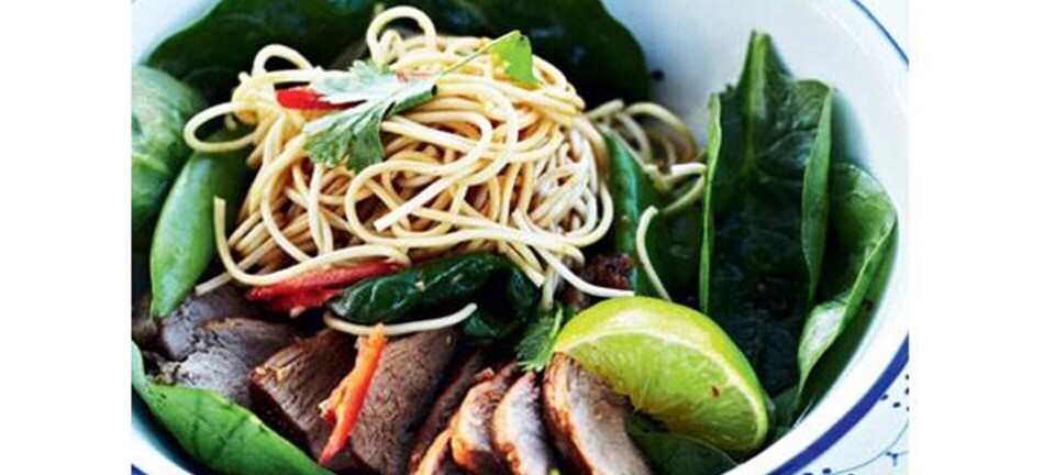 Inspiration til Mortens aften: Spinatsalat med and og nudler
