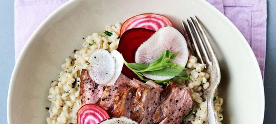 Andebryst med cremet perlebyg, sprøde ræddiker og rødbeder