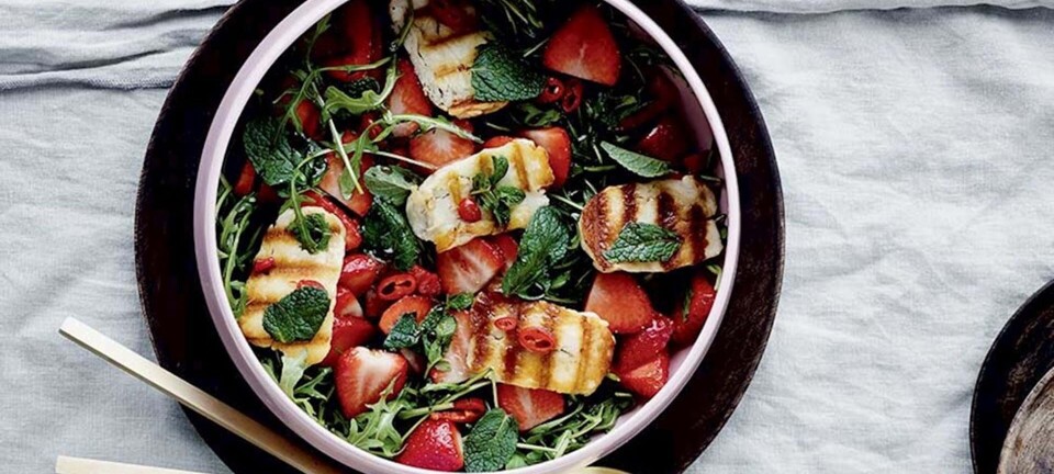 Rucola med jordbær og grillet halloumi