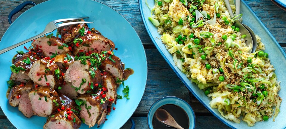 Mørbrad med krydret marinade og stegte ris med spidskål