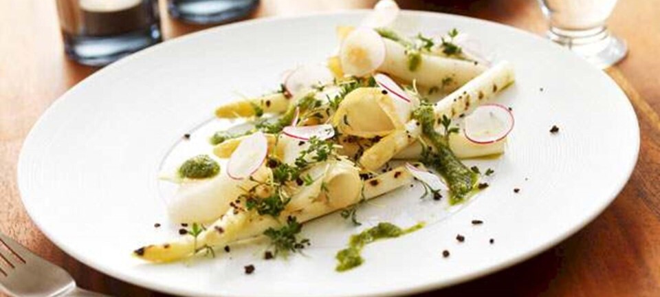 Røget hellefisk med grillede asparges og pesto