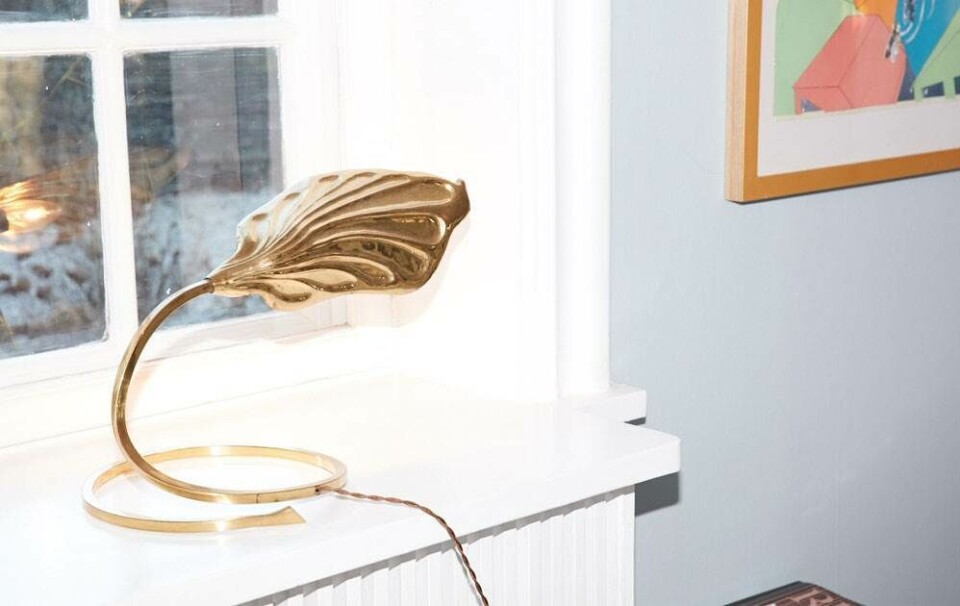 Italiensk lampe fra Tommaso Barbi og værk af Eske Kath.