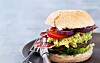 Burger med guacamole og sprød parmaskinke