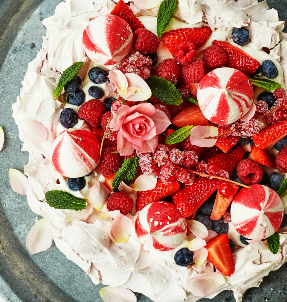 Smuk pavlova med bær & tigerkys