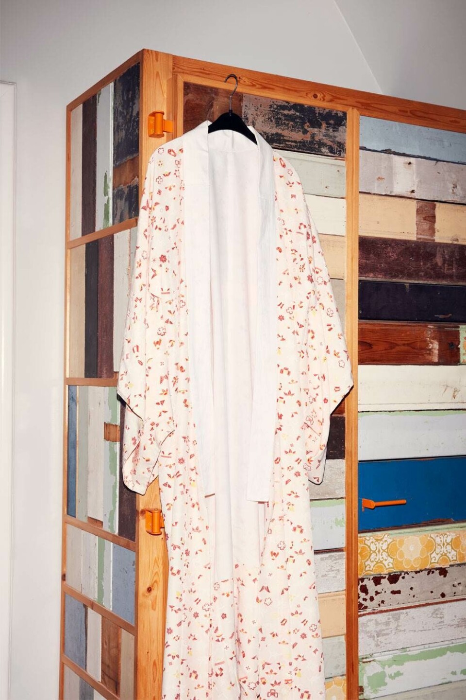 På badeværelset står et skab af Piet Hein Eek. Kimonoen er en gave, som niecen Sophie Bille Brahe har købt med hjem fra Japan.