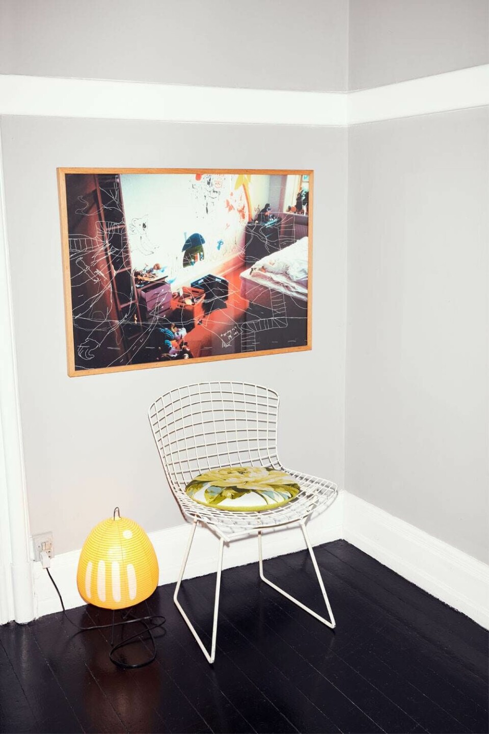 Lille stilleben af stol fra The Apartment, pude af Helle Høgsbro og lampe af Isamu Noguchi. Værket på væggen er af Kasper Bonnén.