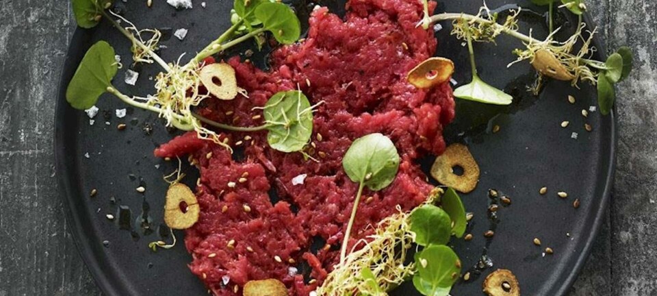 Smurt kalvetatar med sesam og vild brøndkarse
