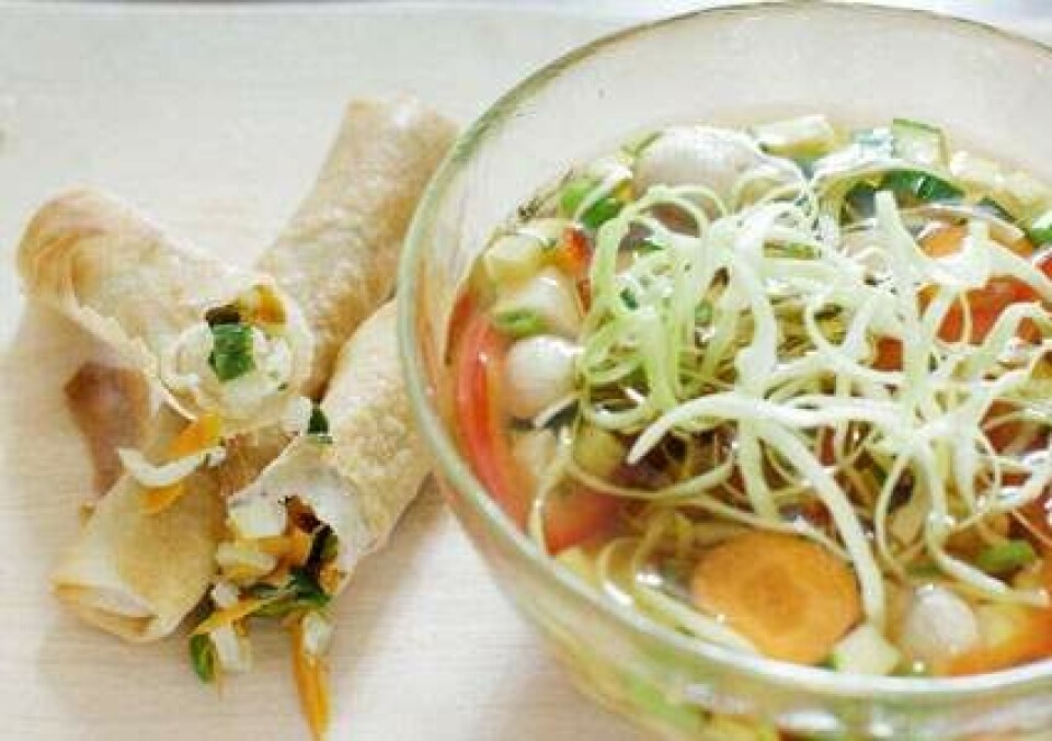 Gæstekok: Nikolaj Løngreen laver suppe på høne og forårsruller