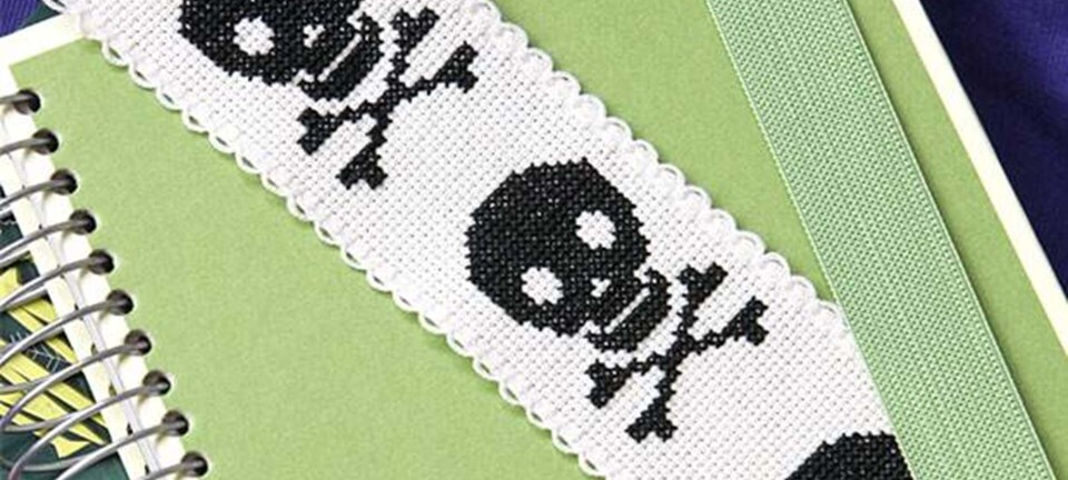 Seje broderier: Bogmærke og nøglering med dødningehoved