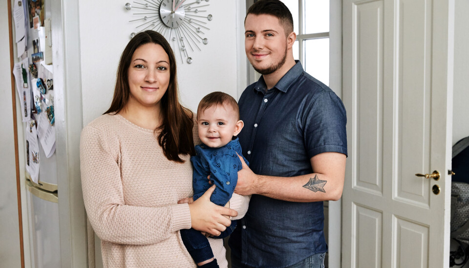 Sabrina og Robin med sønnen Oliver, som de deltog i 'De unge mødre' med (Foto: Krestine Havemann)