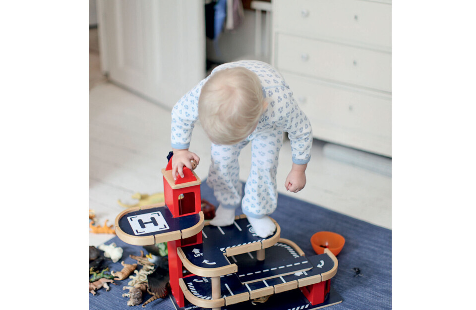 Dreng_leger_med_garage1.jpg