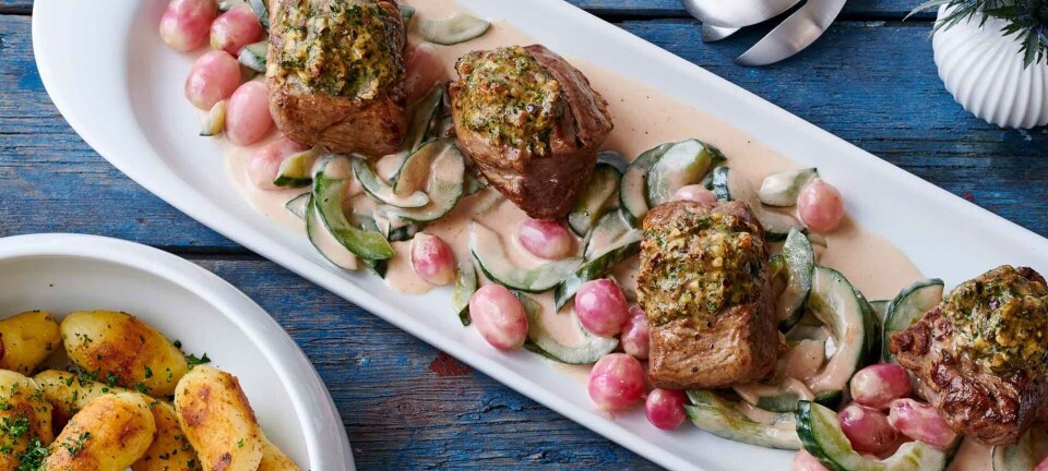 Svinemørbrad med persillefyld og flødestuvede radiser