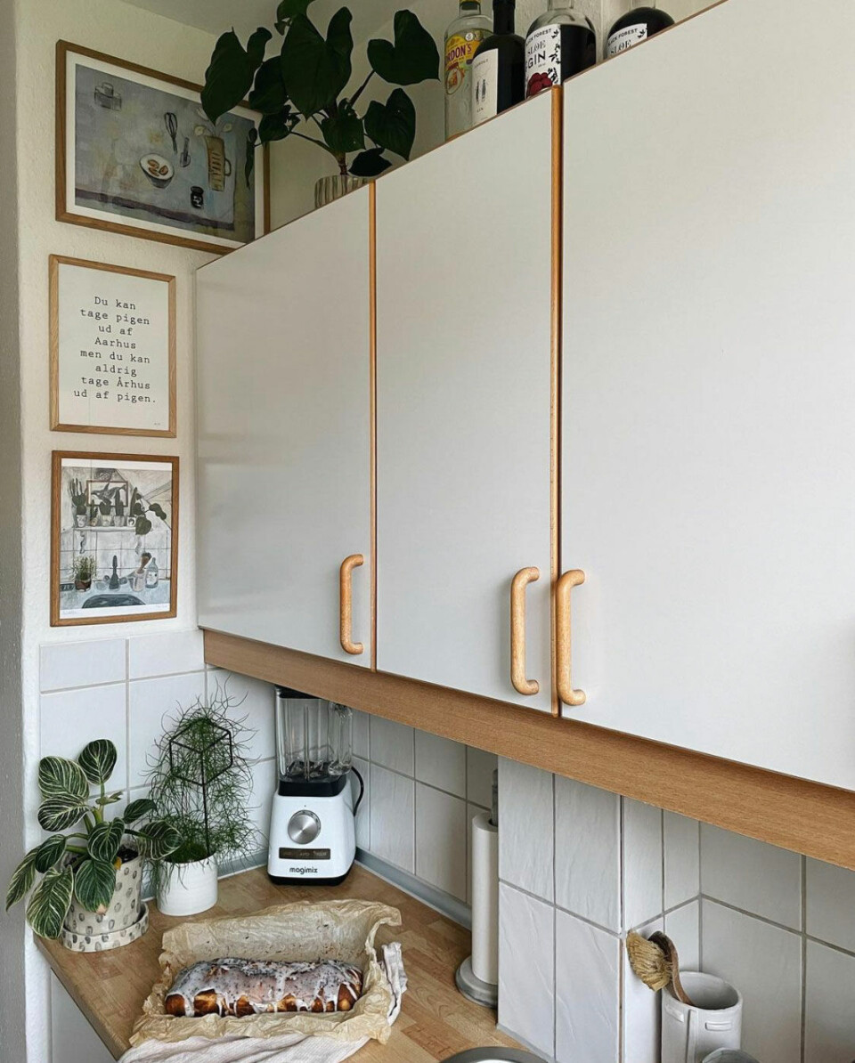 I køkkenet finder man også masser af kunst og grønne planter.
