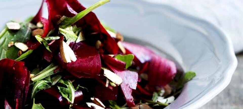 Sprød rødbedesalat med ingefær og mandler