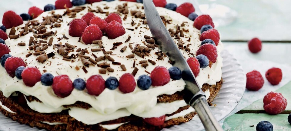 Sønderjysk rugbrødslagkage med bær