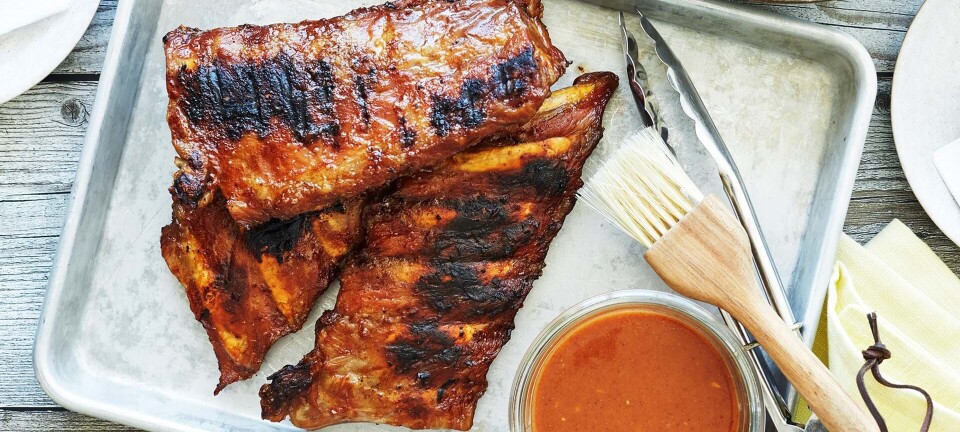 Spareribs på grill med perfekt hjemmelavet øl-marinade