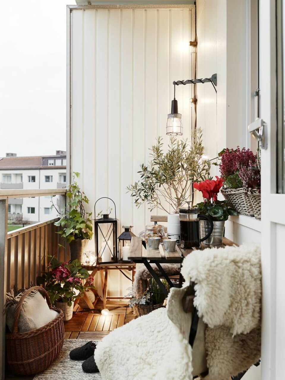 03_balcony-decorating-ideas-50-573d8f59bb0c3__700.jpg