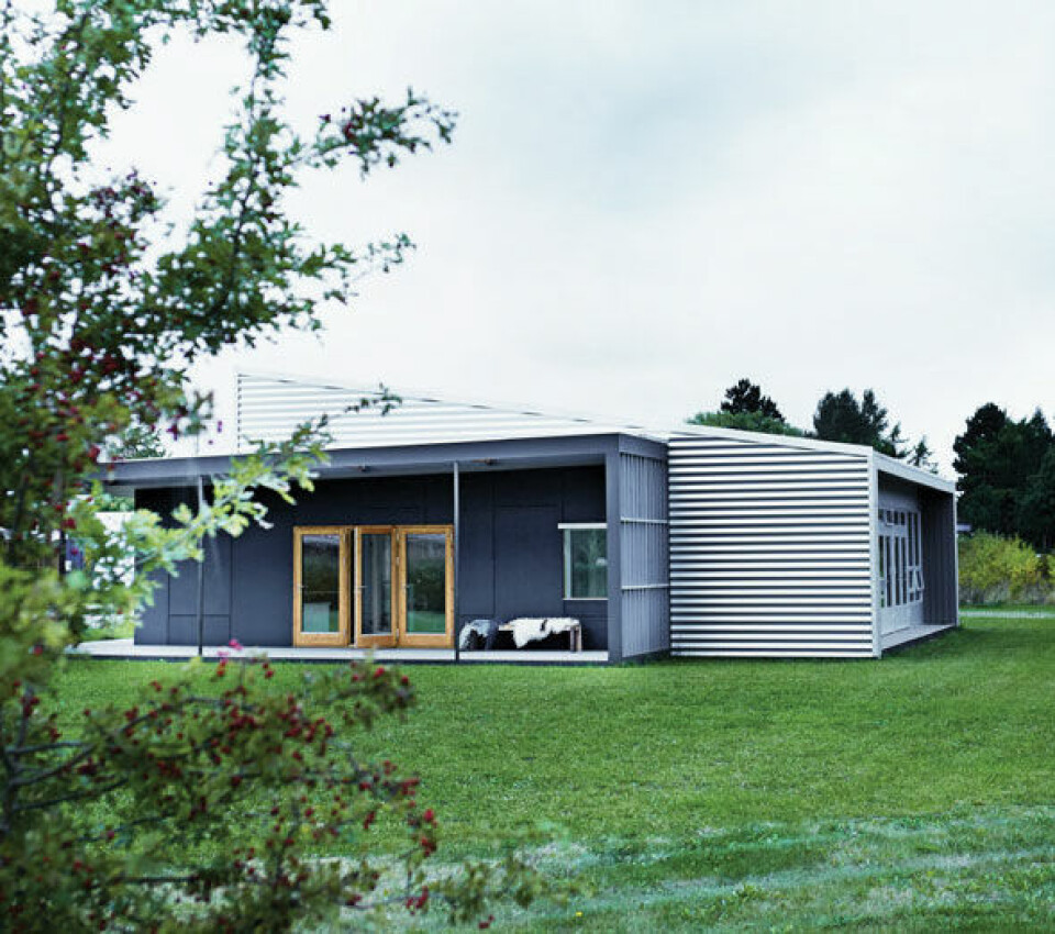 Huset har både en stor terrasse af træ ved indgangen til multirummet og et modul beklædt med zinkplader, hvorfra der er adgang til køkkenet.