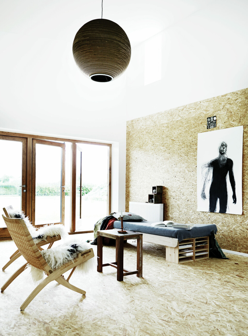 Glasdøre åbner op til haven og giver nærhed til omgivelserne.