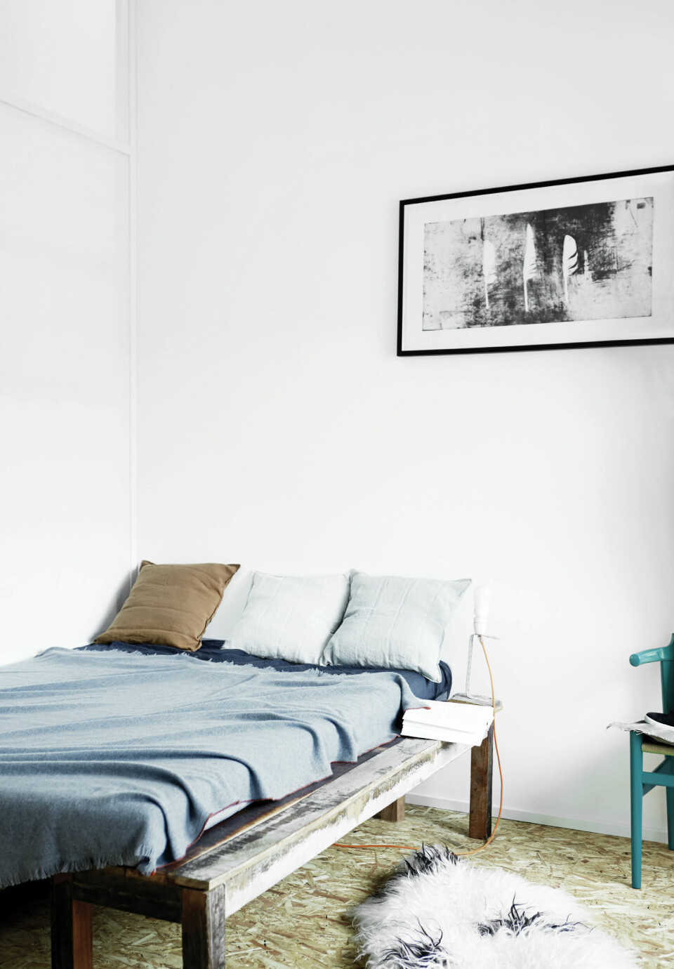 I soveværelset står en briks lavet af genbrugstræ. D