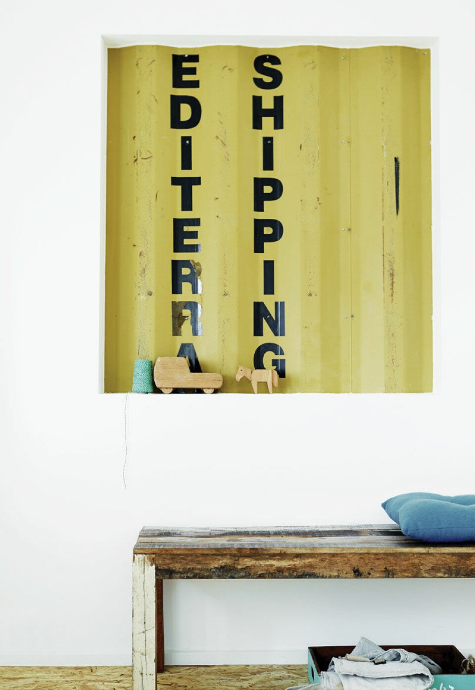 Usminkede genstande spiller sammen med de rå materialer, huset er bygget af.