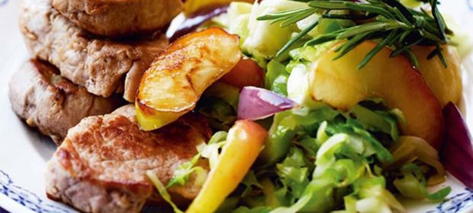 Mørbradbøffer med æbler og spidskål