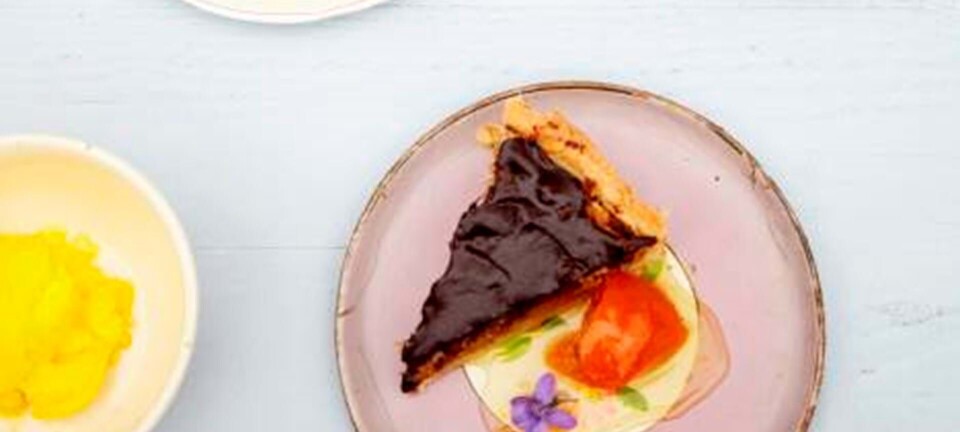 Mandeltærte med appelsinsirup og appelsinis